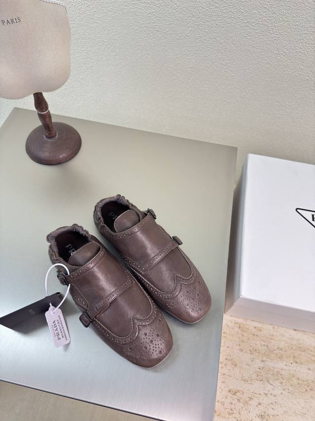 做旧平底 巴洛克风格PRADA 浅棕 平底设计 简约设计 搭配三角标 logo 的设计和简约的线条 很有格调 简单纯粹得色调 原版开模 舒适炸街 小牛皮材质 材