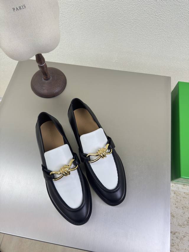 BOTTEGA VENET*女士Astaire乐福 单鞋 原版一比一做法 一致结绳五金配饰 熊猫色 当今流行的又一趋势 天花板啦最全色百搭 精致平底 包裹面料