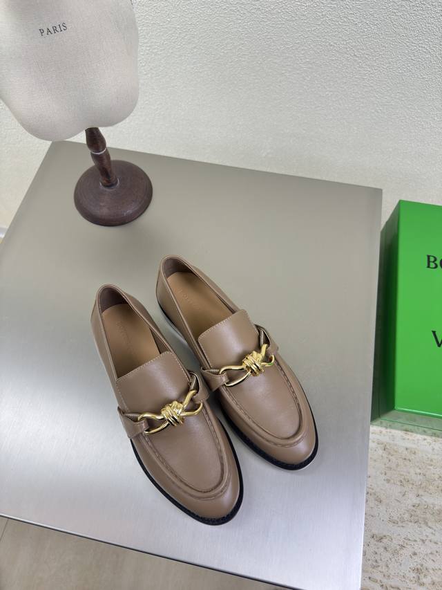 BOTTEGA VENET*女士Astaire乐福 单鞋 原版一比一做法 一致结绳五金配饰 卡其色 当今流行的又一趋势 天花板啦最全色百搭 精致平底 包裹面料