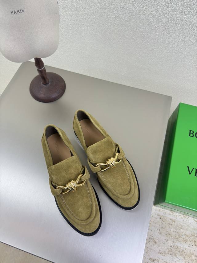 BOTTEGA VENET*女士Astaire乐福 单鞋 原版一比一做法 一致结绳五金配饰 橄榄绿色当今流行的又一趋势 天花板啦最全色百搭 精致平底 包裹面料