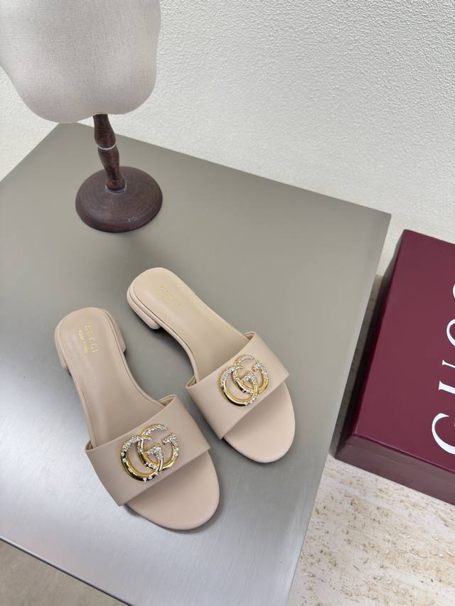 平底 经典logo 一字拖鞋 杏色 GUCCI 2025 跟高 1.5cm 经典小牛皮 有橡胶底可接单价格优 走鞋款秀 古驰 时尚的品牌LOGO持加，具有超辨高