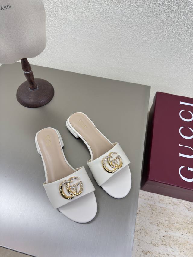 平底 经典logo 一字拖鞋 白色 GUCCI 2025 跟高 1.5cm 经典小牛皮 有橡胶底可接单价格优 走鞋款秀 古驰 时尚的品牌LOGO持加，具有超辨高