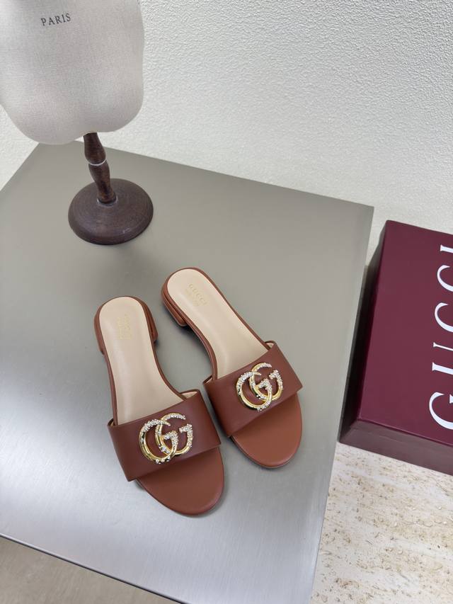 平底 经典logo 一字拖鞋 棕色 GUCCI 2025 跟高 1.5cm 经典小牛皮 有橡胶底可接单价格优 走鞋款秀 古驰 时尚的品牌LOGO持加，具有超辨高