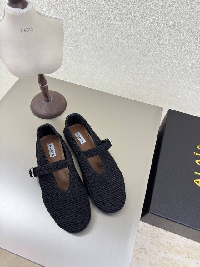 编织网面系列 25平底单鞋 Alaia 来自巴黎 黑色 一见倾心 纯手工 高级 经典阿莱娅还有另外性感的一面 配上不同款式，不同风格都能轻松驾驭，无论牛仔裤，西