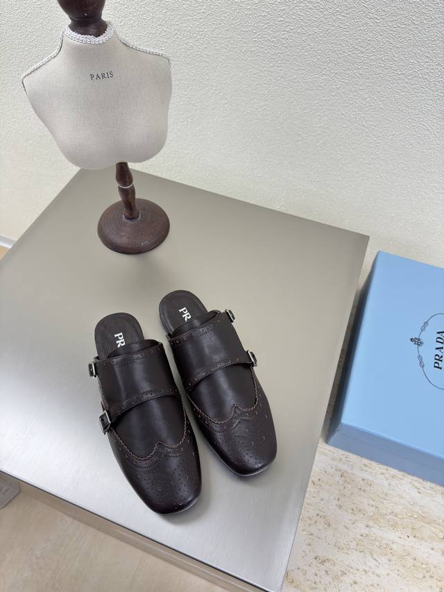 巴洛克风格 拖鞋 PRADA 深咖啡 平底设计 简约设计 搭配 logo 的设计和简约的线条 很有格调 简单纯粹得色调 原版开模 舒适炸街 原版 小牛皮 高级