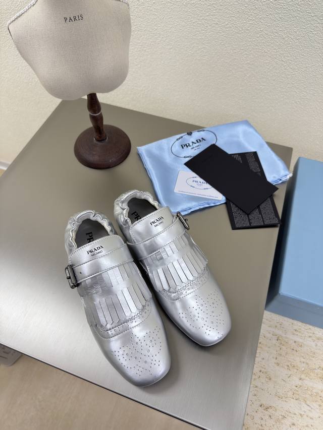爆款流苏拖鞋 PRADA 银色 平底设计 简约设计 搭配 logo 的设计和简约的线条 很有格调 简单纯粹得色调 原版开模 舒适炸街 原版 小牛皮 高级 工艺