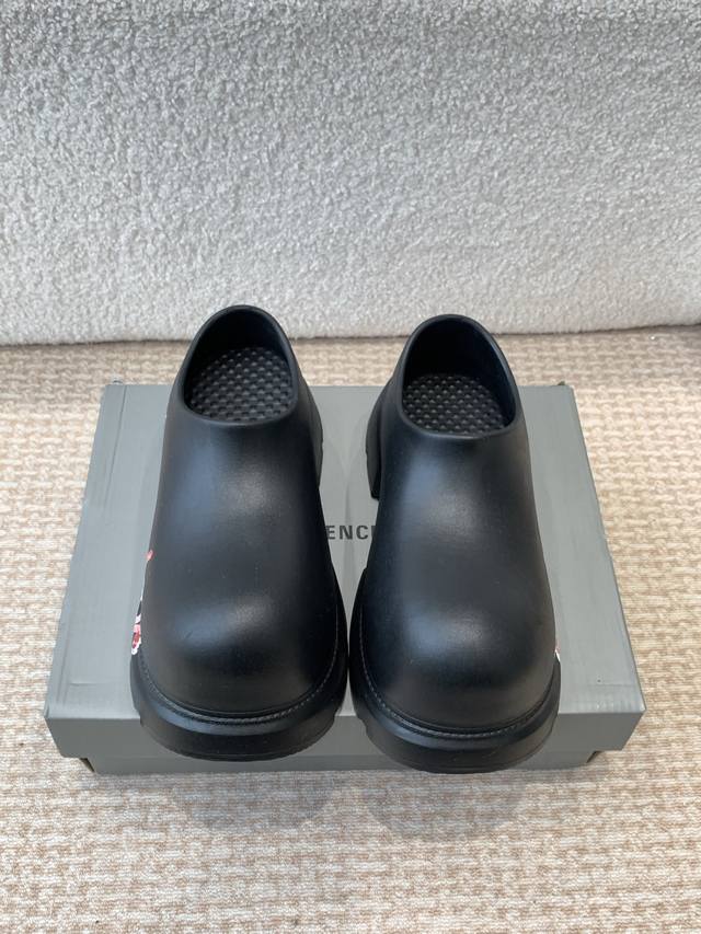 Balenciaga 25ss 春夏季 新款 顶级版本原版开发 极致轻量化！众多国内外一线潮流明星上脚加持！时髦又兼具舒适感，上脚还很显白！夏天超级好搭配Siz