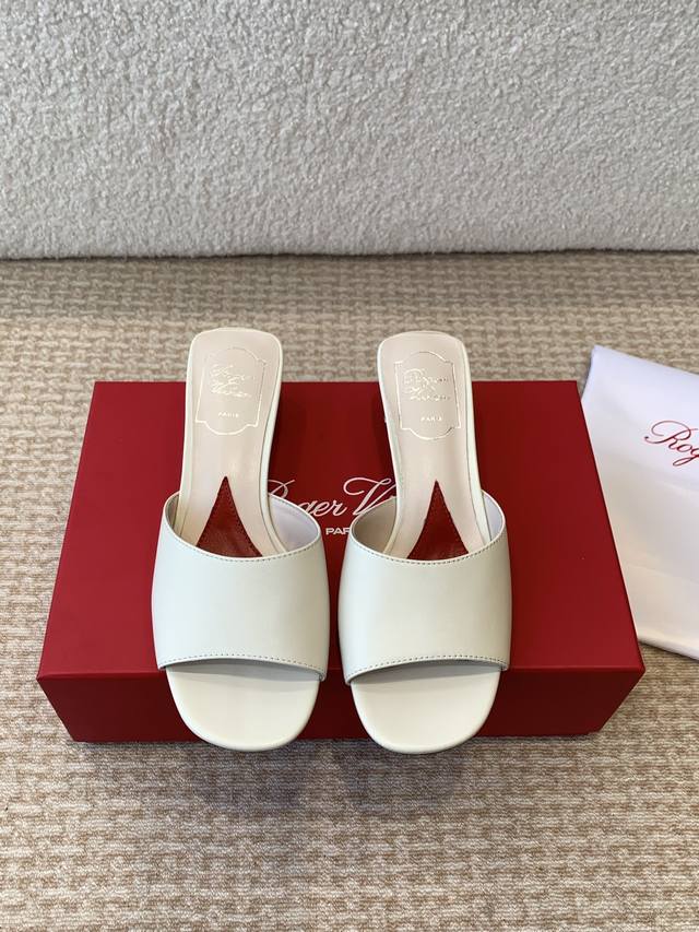 Roger vivier RV专柜主打 璀璨钻扣半拖鞋系列代購級別，精品奢华版本！上脚那叫一个美呀呀！整个人穿搭洋气富贵起来！钻扣选用顶级奥钻！工艺复杂。鞋面：