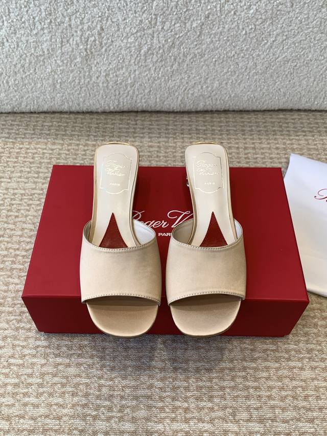 Roger vivier RV专柜主打 璀璨钻扣半拖鞋系列代購級別，精品奢华版本！上脚那叫一个美呀呀！整个人穿搭洋气富贵起来！钻扣选用顶级奥钻！工艺复杂。鞋面：