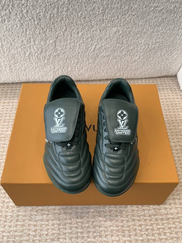 LV25ss 春夏季新款 情侣同款球鞋 穿上就是时髦精这款 Footprint Soccer 运动鞋于2025春夏系列时装展中亮相，是Pharrell Will