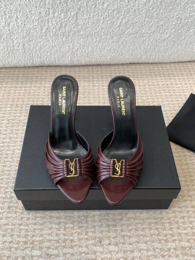 YSL 圣罗兰 SAINT LAURENT 25ss 春夏 新款凉鞋 拖鞋圣罗兰春夏新款 Melody 尖头拖鞋 很难不爱这款啊... 真的炒鸡喜欢！懂货的姐妹