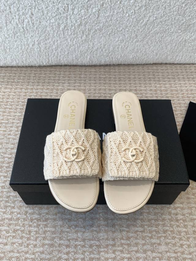 Chanel 小香 24ss 春夏新品度假 毛线懒人拖 鞋小香的一款全新设计 鞋面毛线纯手工编织搭配双C五金装饰 简约百搭上脚超级美的 怎么看都超美鞋面：采用羊