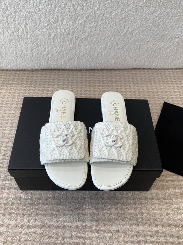 Chanel 小香 24ss 春夏新品度假 毛线懒人拖 鞋小香的一款全新设计 鞋面毛线纯手工编织搭配双C五金装饰 简约百搭上脚超级美的 怎么看都超美鞋面：采用羊