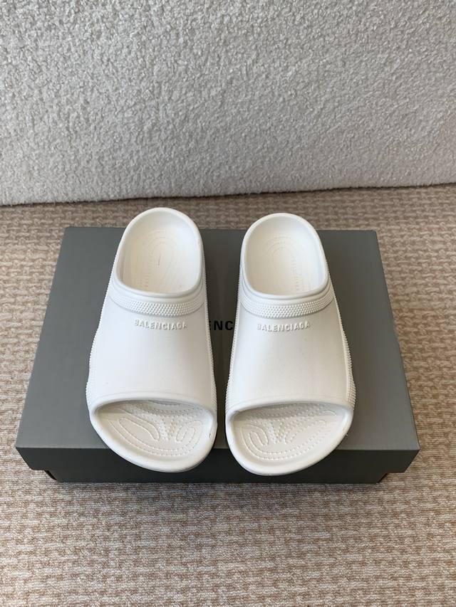 BALENCIAGE 巴黎世家 Pool Crocs 合作款厚底拖原版1:1还原，单码单模，大小合适，舒适度满满，后跟和原版一致有码标，所有鞋面颗粒感，鞋底纹路