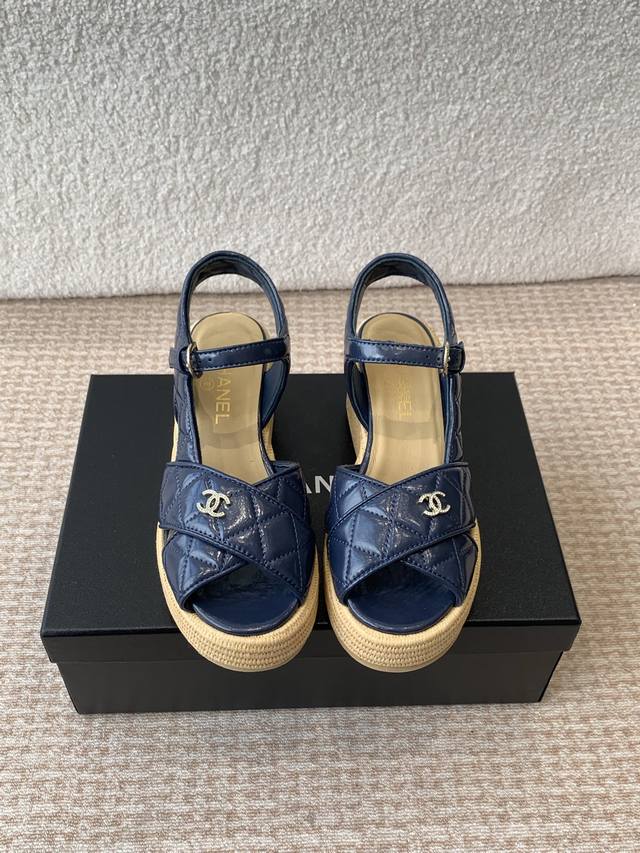 CHANEL2025春夏最新面料★★★★★ 众多明星网红上脚，国内外博主刷爆的一个百搭系列，春夏衣橱搭配必备 凉鞋首选. 鞋面：进口超柔羊皮 内里: 进口水晶羊