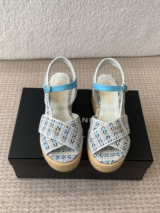CHANEL2025春夏最新面料★★★★★ 众多明星网红上脚，国内外博主刷爆的一个百搭系列，春夏衣橱搭配必备 凉鞋首选. 鞋面：进口超柔羊皮 内里: 进口水晶羊