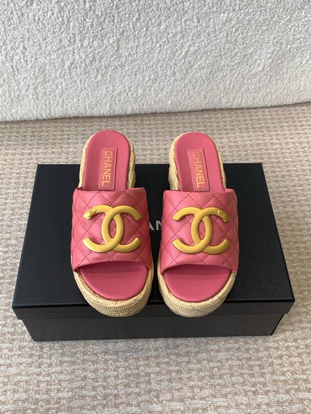 CHANEL2025★★★★★ 众多明星网红上脚，国内外博主刷爆的一个百搭系列，春夏衣橱搭配必备 凉鞋首选. 鞋面：进口超柔羊皮 绸缎 内里: 进口水晶羊皮内里