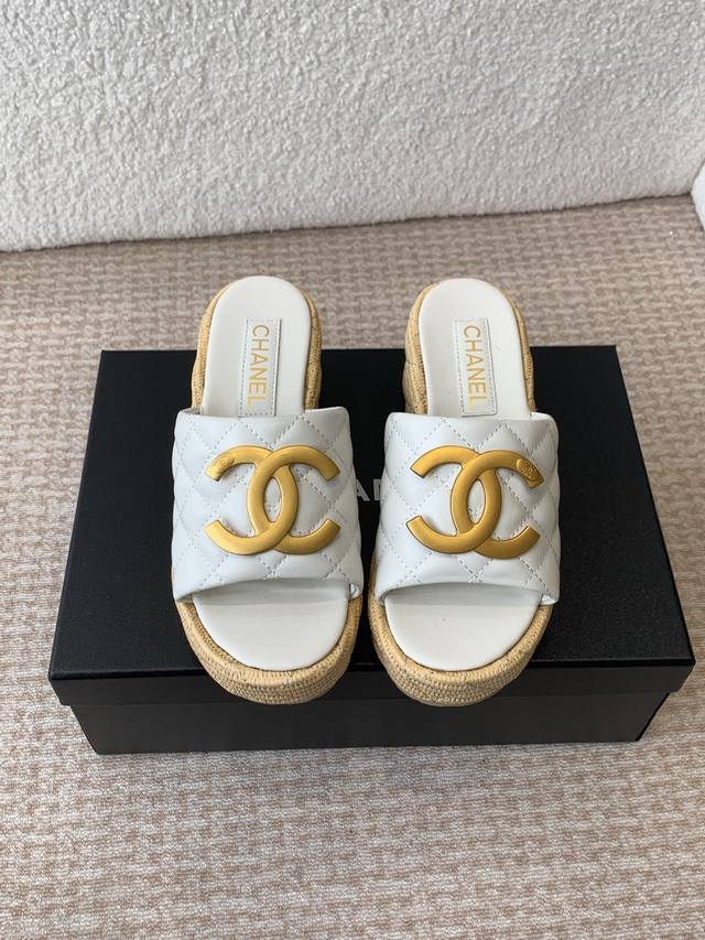 CHANEL2025★★★★★ 众多明星网红上脚，国内外博主刷爆的一个百搭系列，春夏衣橱搭配必备 凉鞋首选. 鞋面：进口超柔羊皮 绸缎 内里: 进口水晶羊皮内里