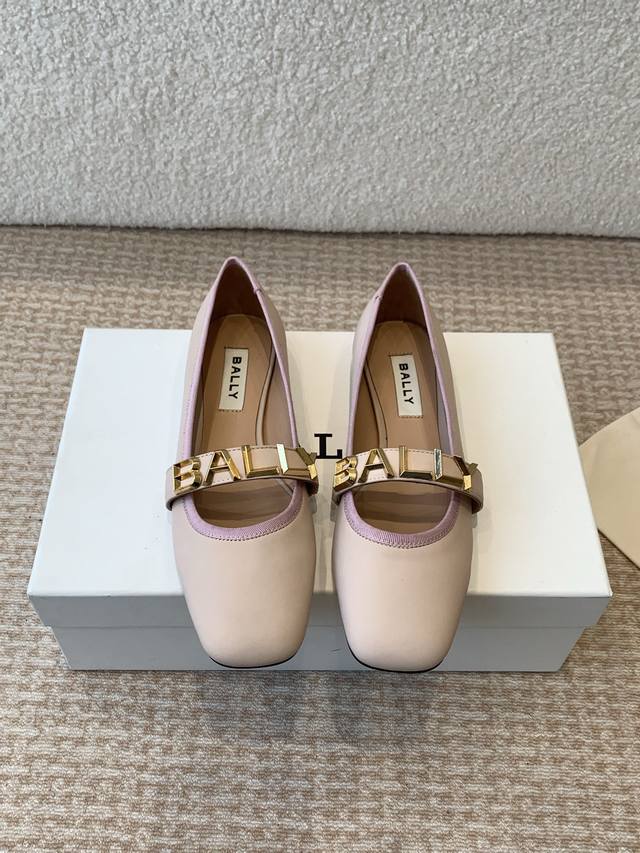 Bally 官网同步，2025春夏新款，时尚粗跟平底马丽珍logo 字母单鞋，走秀款芭蕾舞鞋款式新颖别致，采用方形头型设计 配以Bally 字母扣搭设计突出品牌