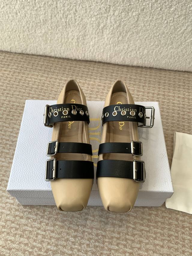 Dior 迪奥2025早春新款乐福鞋一眼就想要玛丽珍乐福鞋单鞋简单大方‘低调奢华！配上醒目的Chanristian Dior标志扣#非常高级穿着舒适好看 而且好