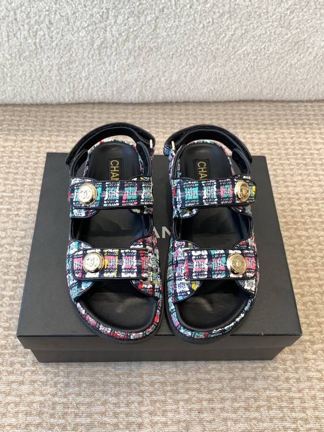 CHANEL 25ss 春夏沙滩拖鞋 凉鞋 系列 香奈儿 国内国外专柜断货王，找遍国内专柜心心念念终于到手第一眼开箱看到实物让我太惊讶了，太喜欢了呼吁闺蜜们组团