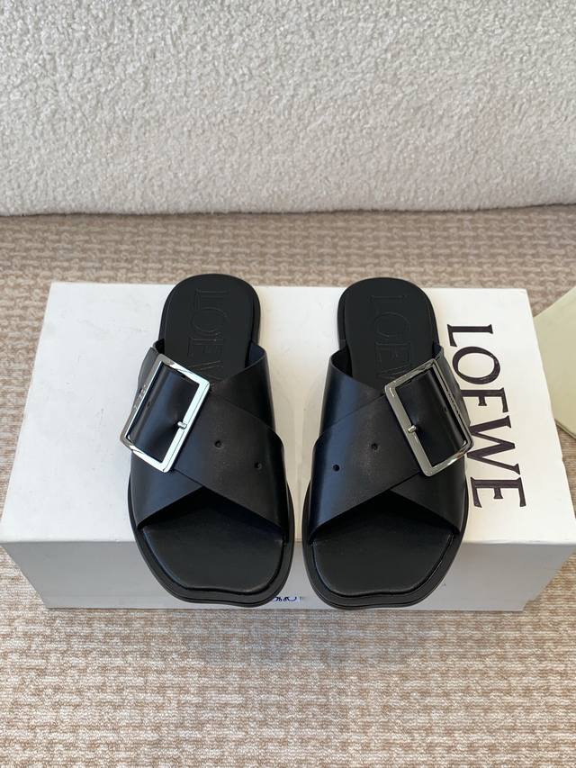 LOEWE 罗意威 25ss 春夏新品 交叉 方扣 拖鞋 疯狂种草简约设计感觉更干净优雅让你念念不忘 颜色也很耐看漂亮，上脚瞬间气质十足气场，简直无敌帅气有型鞋