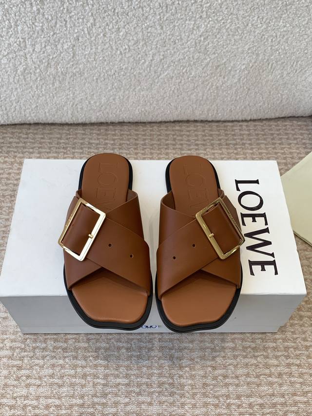 LOEWE 罗意威 25ss 春夏新品 交叉 方扣 拖鞋 疯狂种草简约设计感觉更干净优雅让你念念不忘 颜色也很耐看漂亮，上脚瞬间气质十足气场，简直无敌帅气有型鞋