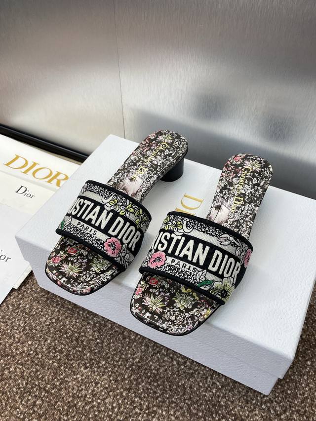 工厂价平底 高跟 迪奥 Dior 2025春夏新款一字拖拼色女鞋 CD字母logo立体刺绣圆柱跟凉鞋 方头粗跟果冻色露趾拖鞋 市面顶级版本材质:鞋面原版一致高温