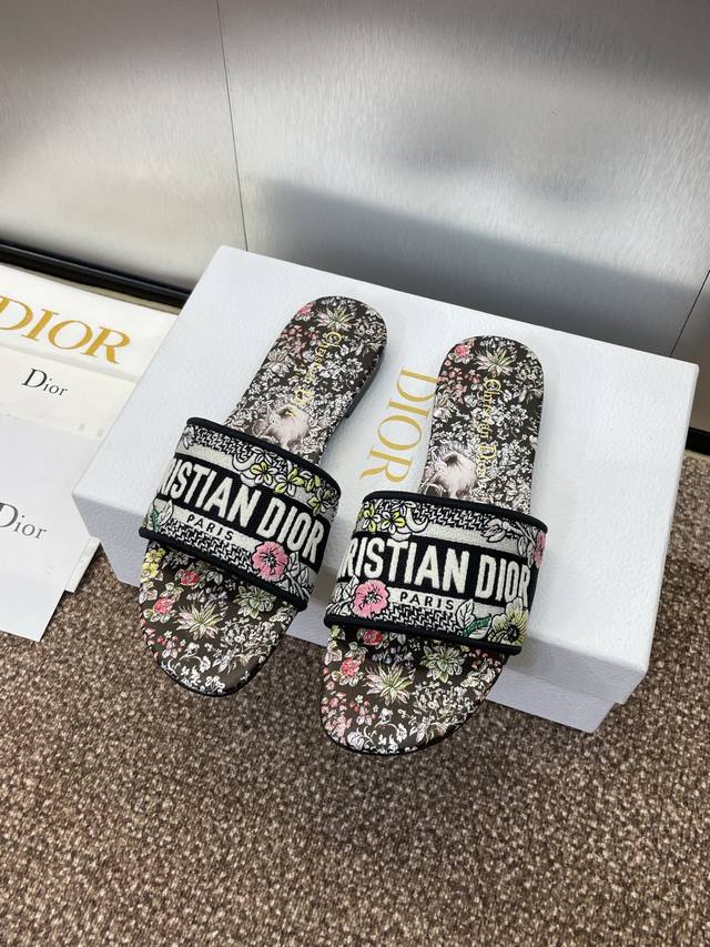 工厂价平底 高跟 迪奥 Dior 2025春夏新款一字拖拼色女鞋 CD字母logo立体刺绣圆柱跟凉鞋 方头粗跟果冻色露趾拖鞋 市面顶级版本材质:鞋面原版一致高温
