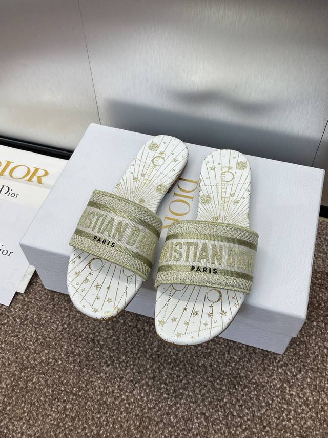 工厂价平底 高跟 迪奥 Dior 2025春夏新款一字拖拼色女鞋 CD字母logo立体刺绣圆柱跟凉鞋 方头粗跟果冻色露趾拖鞋 市面顶级版本材质:鞋面原版一致高温