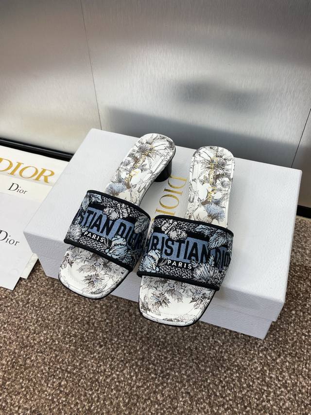 工厂价平底 高跟 迪奥 Dior 2025春夏新款一字拖拼色女鞋 CD字母logo立体刺绣圆柱跟凉鞋 方头粗跟果冻色露趾拖鞋 市面顶级版本材质:鞋面原版一致高温