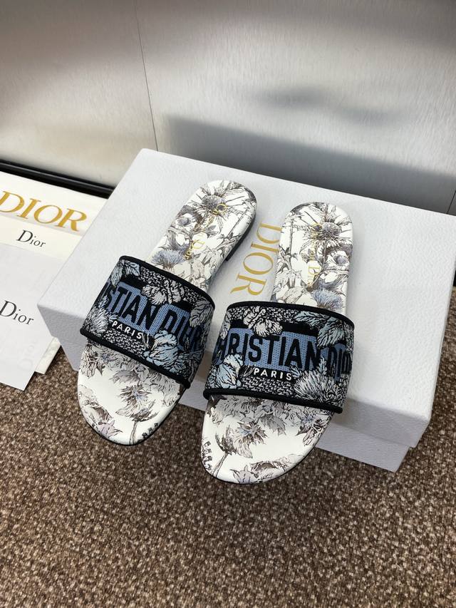 工厂价平底 高跟 迪奥 Dior 2025春夏新款一字拖拼色女鞋 CD字母logo立体刺绣圆柱跟凉鞋 方头粗跟果冻色露趾拖鞋 市面顶级版本材质:鞋面原版一致高温