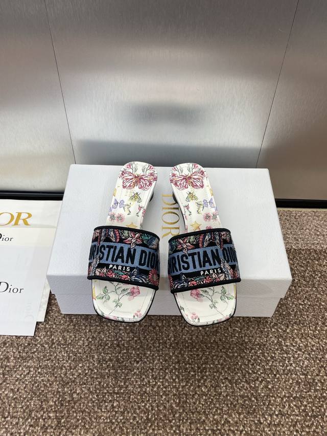 工厂价平底 高跟 迪奥 Dior 2025春夏新款一字拖拼色女鞋 CD字母logo立体刺绣圆柱跟凉鞋 方头粗跟果冻色露趾拖鞋 市面顶级版本材质:鞋面原版一致高温