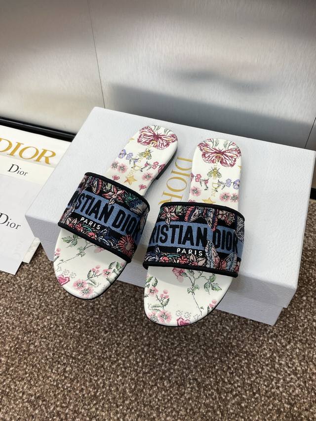 工厂价平底 高跟 迪奥 Dior 2025春夏新款一字拖拼色女鞋 CD字母logo立体刺绣圆柱跟凉鞋 方头粗跟果冻色露趾拖鞋 市面顶级版本材质:鞋面原版一致高温