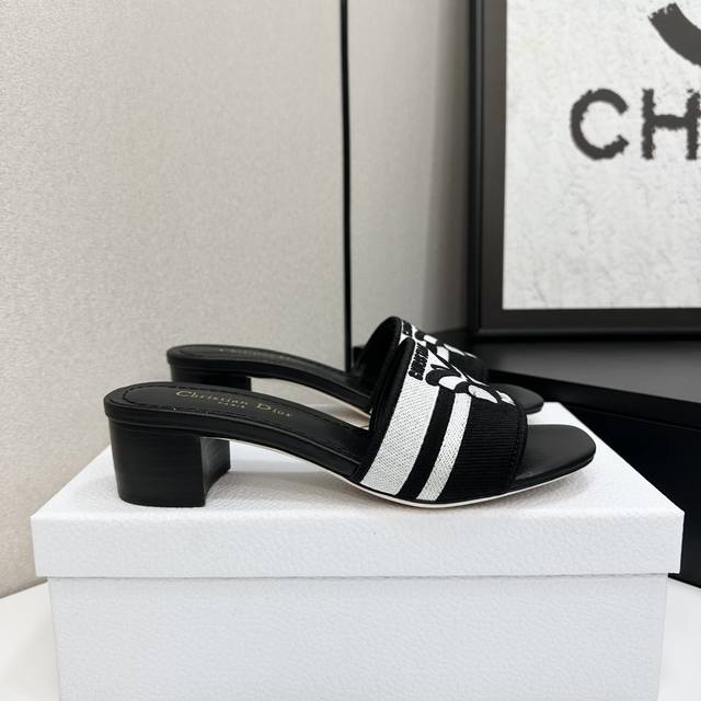 平底 高跟 Miss Dior 迪奥经典巴黎走秀款新品一字拖鞋系列这款Miss单鞋系列巴黎走秀爆款，优雅时尚。采用漆皮皮革精心制作，款式简约，鞋面饰以金色饰面金