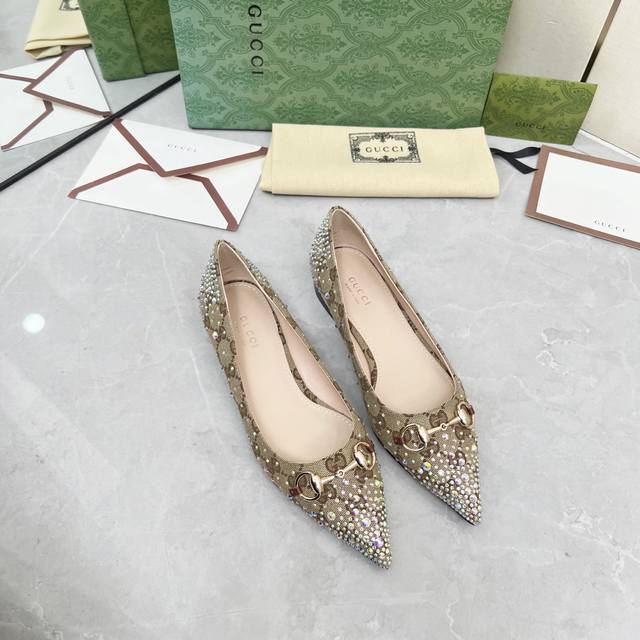 Gucci 古驰 25新款钻面平跟凉鞋 单鞋面料：布内里:羊皮大底：意大利真皮大底跟高：1.5cm码数：35-42