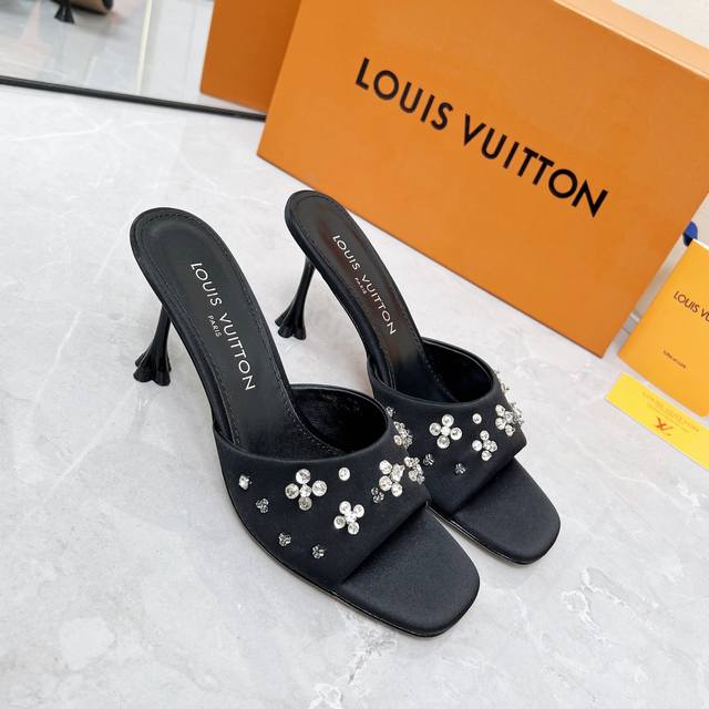 工厂价 LOUIS VUITTON 路易威登 新款拖鞋鞋面：真丝内里：羊皮 鞋底：意大利真皮大底 跟高：5.5cm 7.5cm码数：35-42