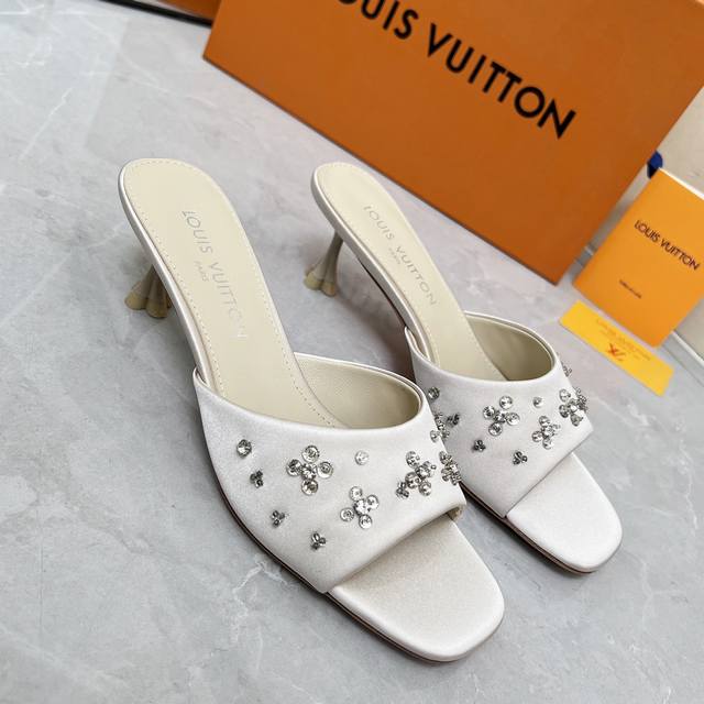 工厂价 LOUIS VUITTON 路易威登 新款拖鞋鞋面：真丝内里：羊皮 鞋底：意大利真皮大底 跟高：5.5cm 7.5cm码数：35-42