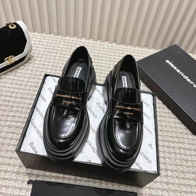 Alexander Wang 亚力山大 王秋冬最新走秀爆款系列 防水台围金属铆钉 厚底设计，不仅增添了高度，更赋予你强大的气场。每一步都如同踩在时尚的云端，鞋面