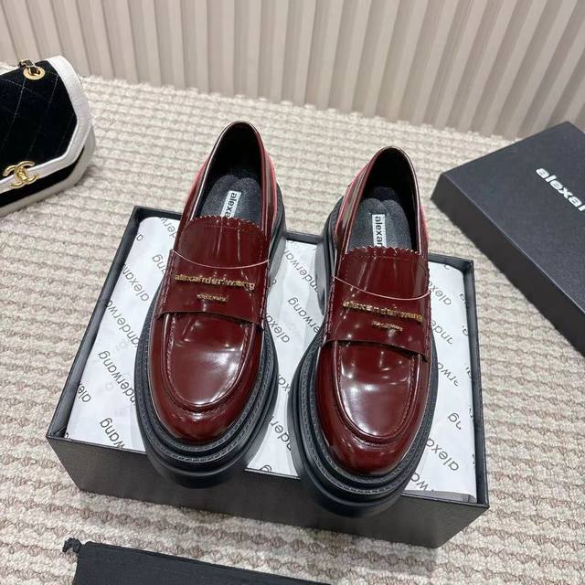 Alexander Wang 亚力山大 王秋冬最新走秀爆款系列 防水台围金属铆钉 厚底设计，不仅增添了高度，更赋予你强大的气场。每一步都如同踩在时尚的云端，鞋面