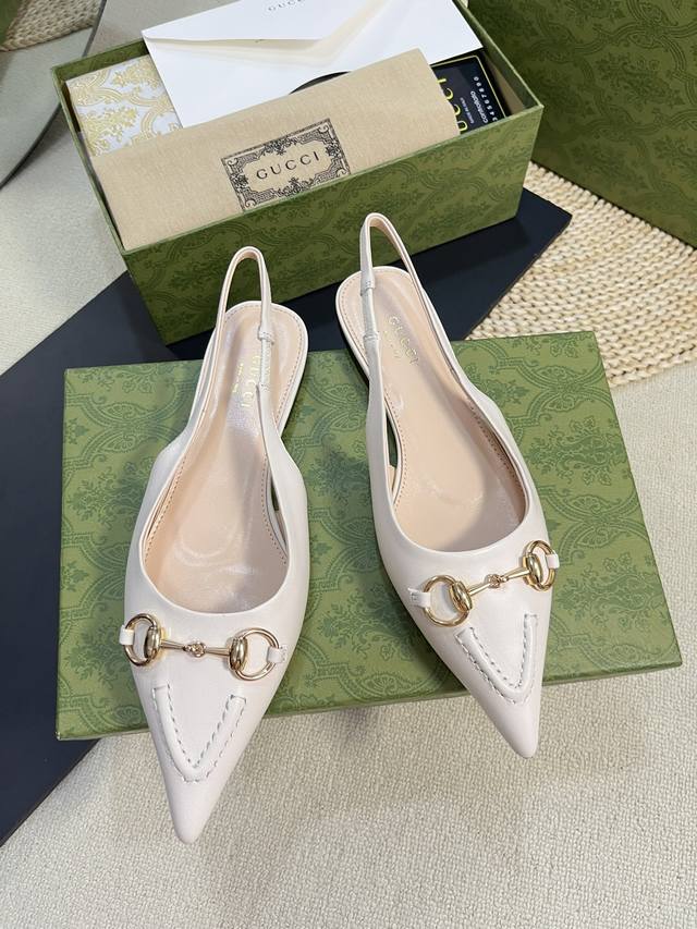 Gucci 24ss春夏新款 G家尖头马衔扣V型系列，经典再现，简约设计高雅品质，鞋面以羊皮双G布材料匠心打造，鞋面缀饰亮眼的经典马衔扣，后带着釆用松紧带设计，