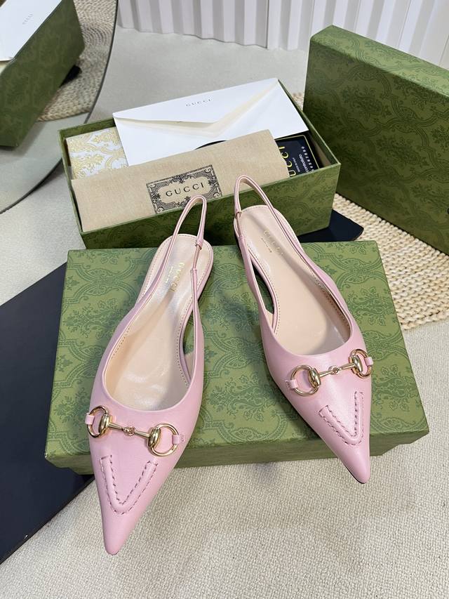 Gucci 24ss春夏新款 G家尖头马衔扣V型系列，经典再现，简约设计高雅品质，鞋面以羊皮双G布材料匠心打造，鞋面缀饰亮眼的经典马衔扣，后带着釆用松紧带设计，