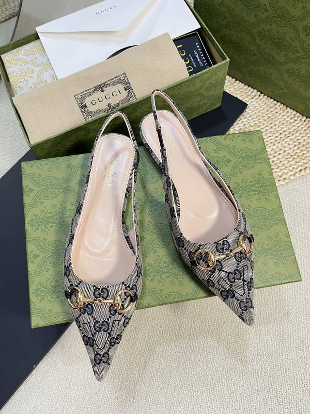 Gucci 24ss春夏新款 G家尖头马衔扣V型系列，经典再现，简约设计高雅品质，鞋面以羊皮双G布材料匠心打造，鞋面缀饰亮眼的经典马衔扣，后带着釆用松紧带设计，
