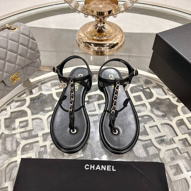 Chanel 小香2025最新走秀时装 链条装饰 顶级品质！精确到1：1 轻奢而不累脚、上脚可随意搭配春夏的服饰、更加彰显质感和品味、简约中带奢华的外观、哪怕只