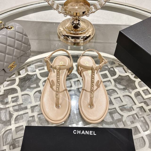 Chanel 小香2025最新走秀时装 链条装饰 顶级品质！精确到1：1 轻奢而不累脚、上脚可随意搭配春夏的服饰、更加彰显质感和品味、简约中带奢华的外观、哪怕只