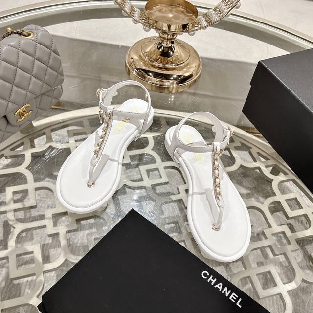 Chanel 小香2025最新走秀时装 链条装饰 顶级品质！精确到1：1 轻奢而不累脚、上脚可随意搭配春夏的服饰、更加彰显质感和品味、简约中带奢华的外观、哪怕只