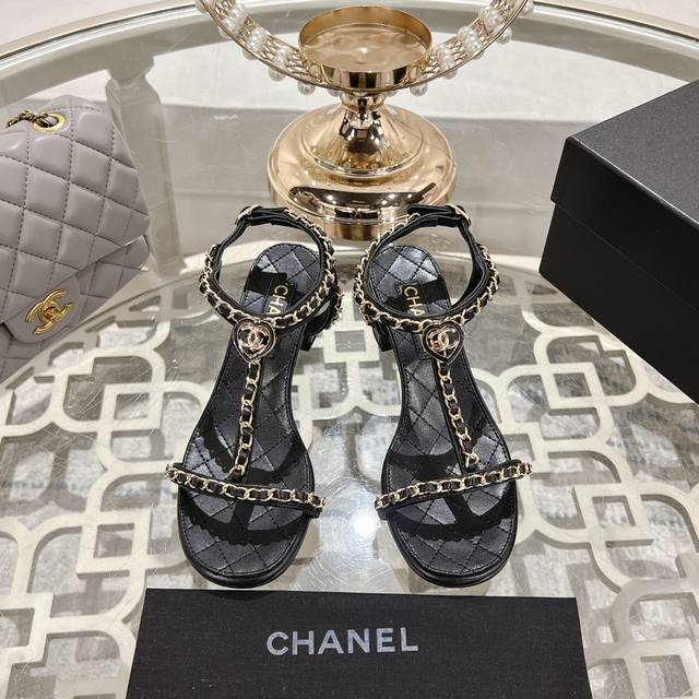 Chanel 小香2025ss春夏最新走秀时装 链条装饰 顶级品质！精确到1：1 轻奢而不累脚、上脚可随意搭配春夏的服饰、更加彰显质感和品味、简约中带奢华的外观