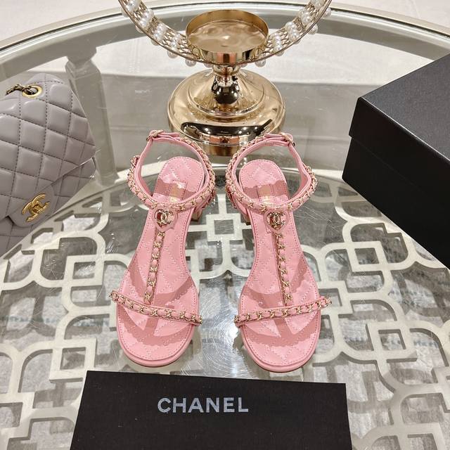 Chanel 小香2025ss春夏最新走秀时装 链条装饰 顶级品质！精确到1：1 轻奢而不累脚、上脚可随意搭配春夏的服饰、更加彰显质感和品味、简约中带奢华的外观