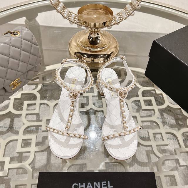 Chanel 小香2025ss春夏最新走秀时装 链条装饰 顶级品质！精确到1：1 轻奢而不累脚、上脚可随意搭配春夏的服饰、更加彰显质感和品味、简约中带奢华的外观