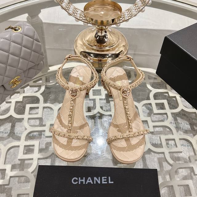 Chanel 小香2025ss春夏最新走秀时装 链条装饰 顶级品质！精确到1：1 轻奢而不累脚、上脚可随意搭配春夏的服饰、更加彰显质感和品味、简约中带奢华的外观